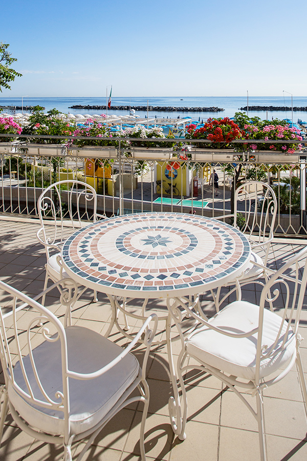 tr var=direttamente_sul_mare} Direttamente<br class="hidden-xs">sul mare